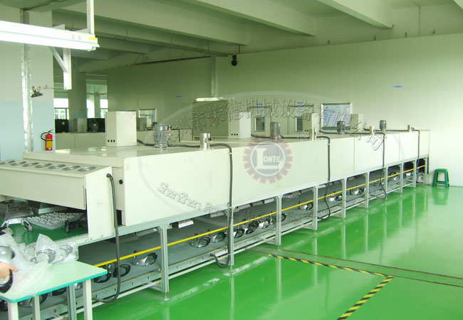 在線噴膠設(shè)備的噴涂室、固化爐和輸送系統(tǒng)